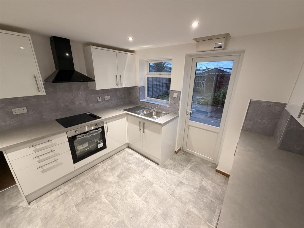 Property photo 2 of 10 Kitchen