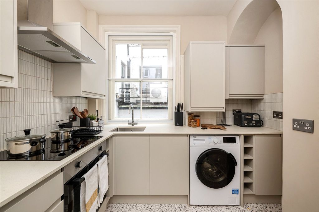 Property photo 3 of 8 Kitchen