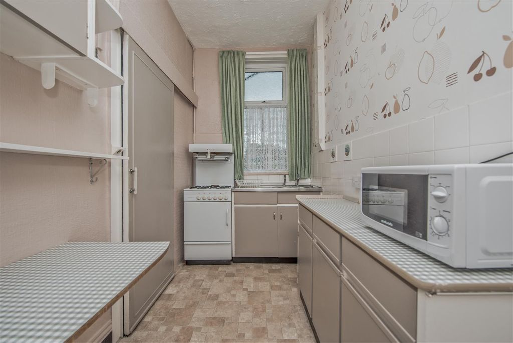 Property photo 3 of 17 Fitted Kitchen: