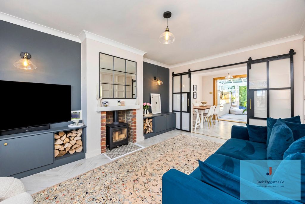 Property photo 2 of 31 Living Room