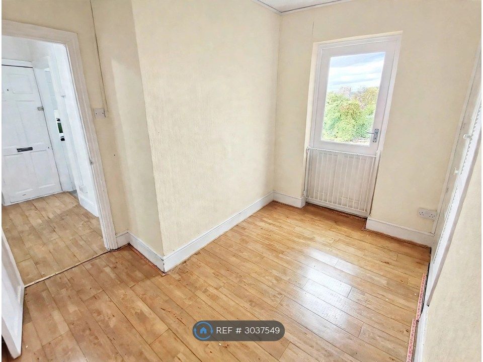 Property photo 3 of 10 Bedroom 2