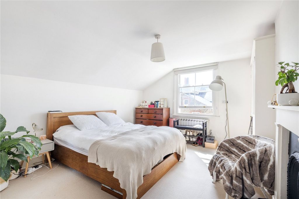 Lessar Avenue, Clapham Common SW4