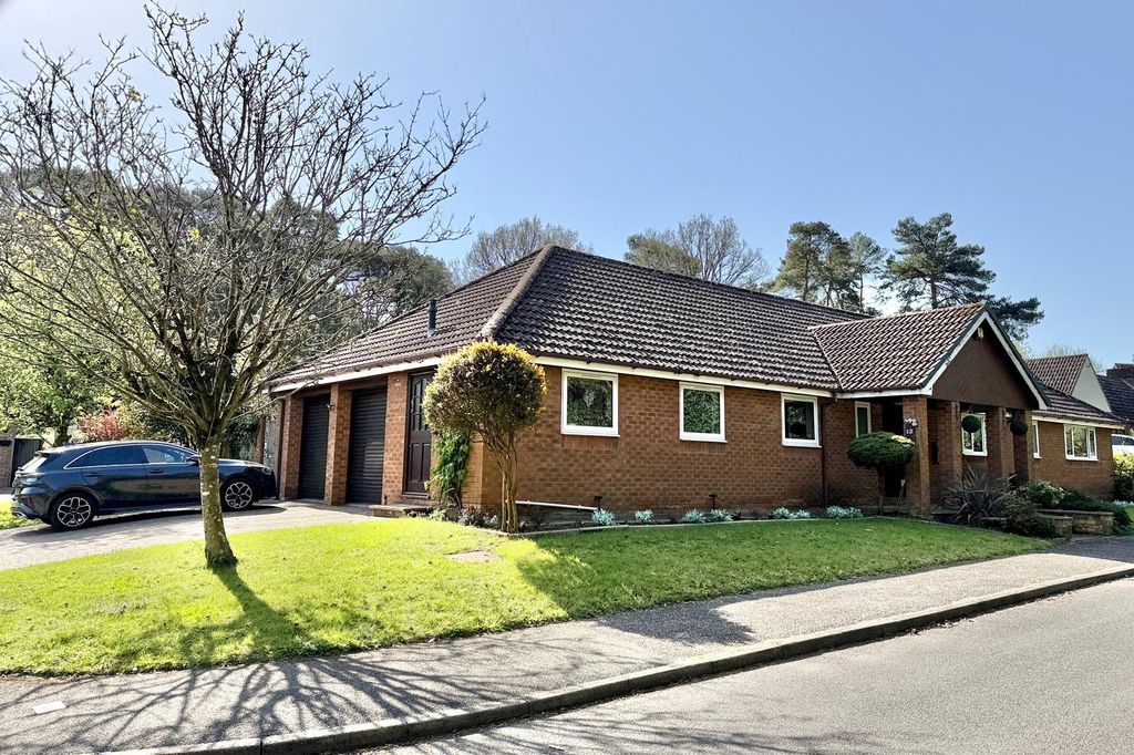 Property photo 1 of 26 4 Bed Detached Bungalow