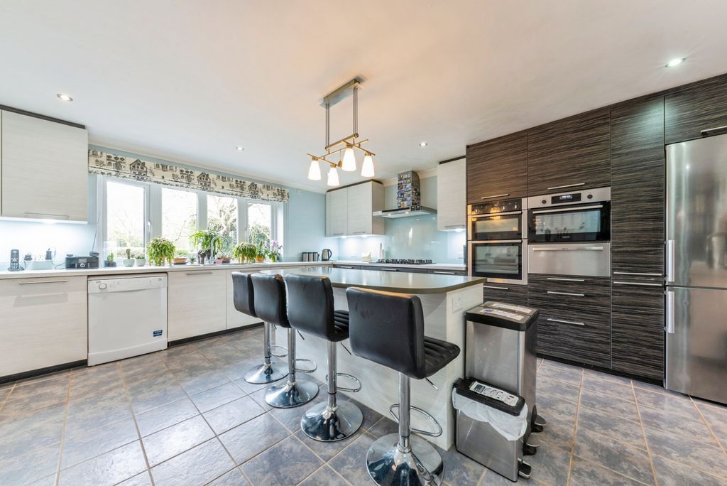 Property photo 3 of 27 4A