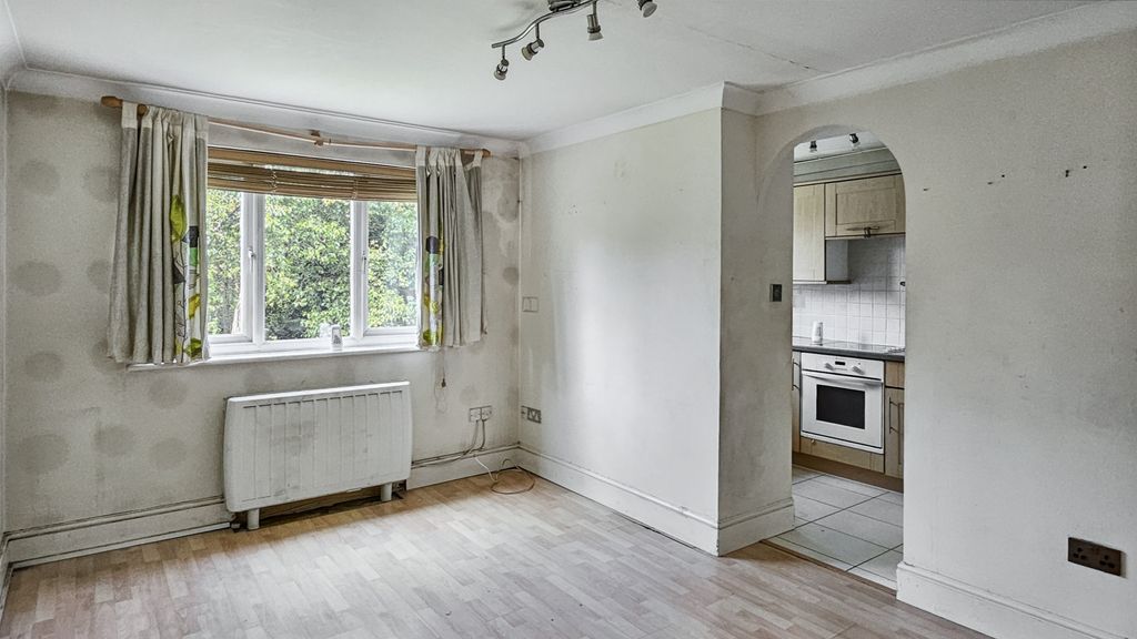 Property photo 2 of 12 40 Scottwell Drive, Hendon, London, Nw9 6Qb