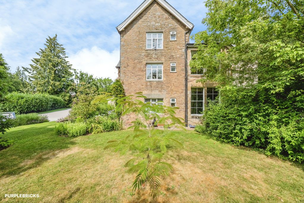 Property photo 2 of 27