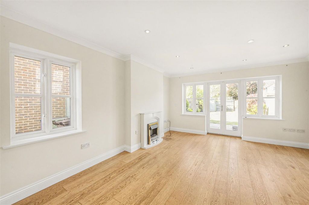 Property photo 3 of 12 Bentley-Mews-05.Jpg