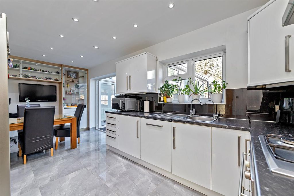 Property photo 2 of 18 10Birchwoodway-14.Jpg