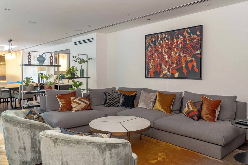 Property photo 3 of 13 Seating Space