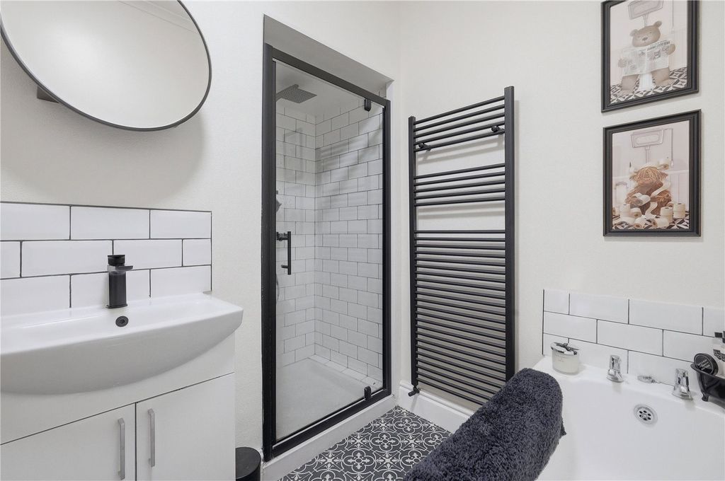 Property photo 2 of 17 Bathroom