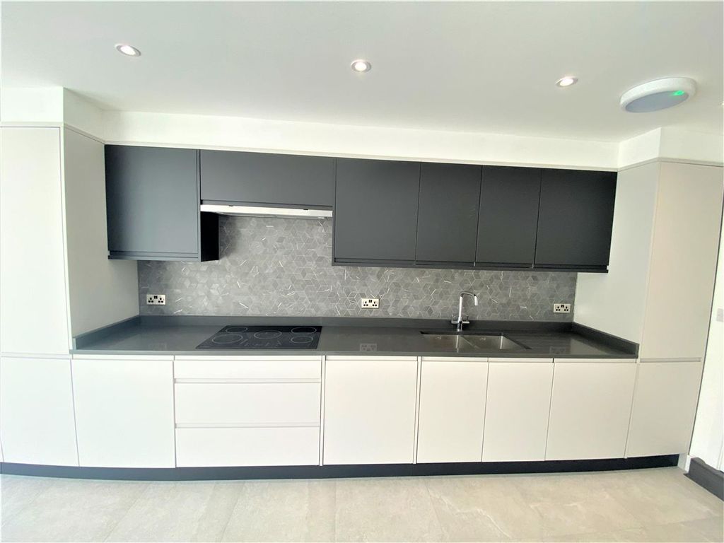 Property photo 1 of 5 Deynecourt Gdns E11