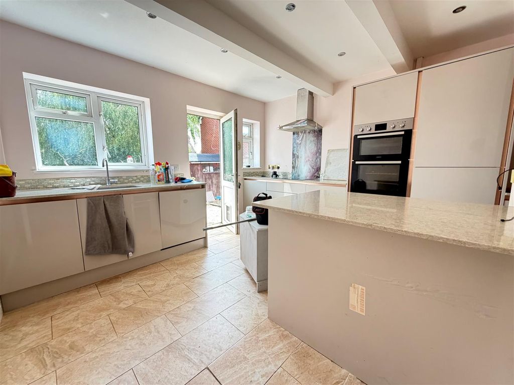 Property photo 2 of 8 Kitchen