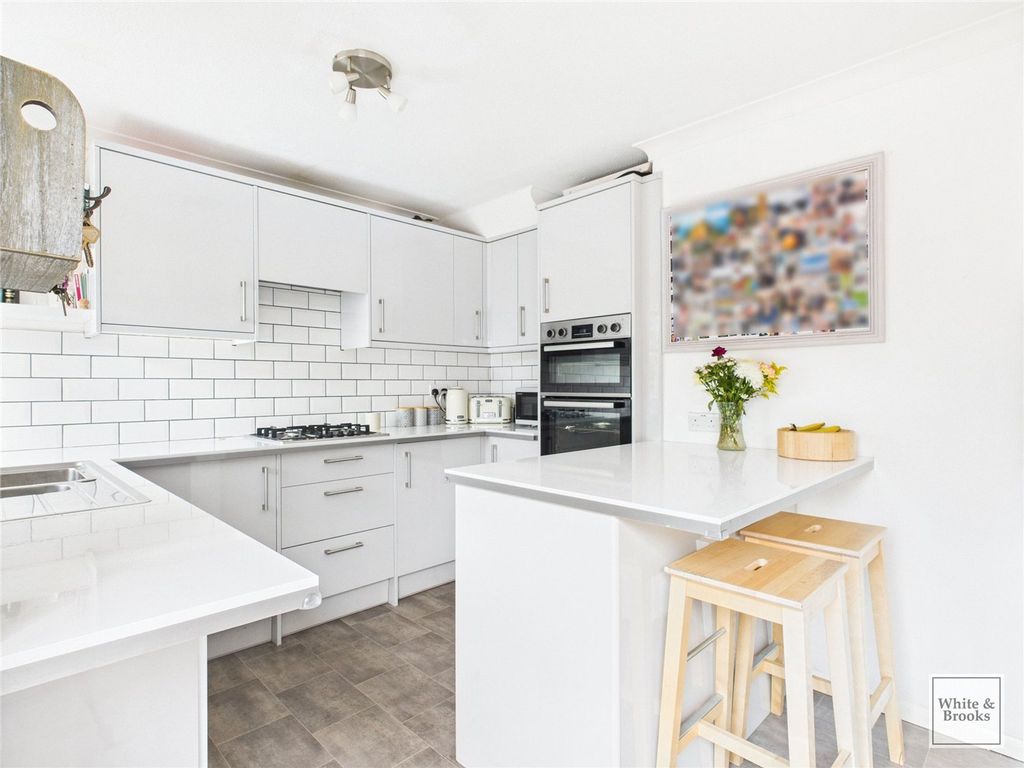 Property photo 3 of 21 Kitchen