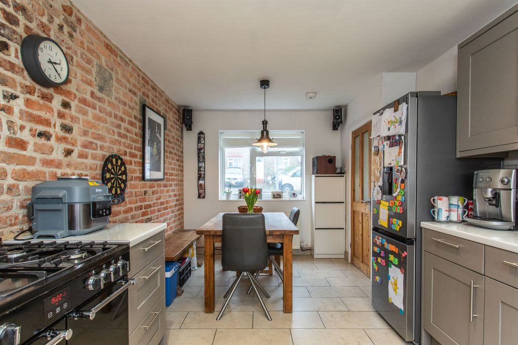 Property photo 3 of 26 28 Stapely Road18