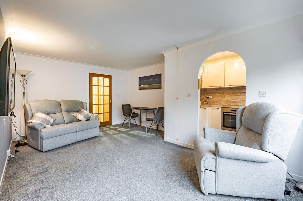 Property photo 3 of 28