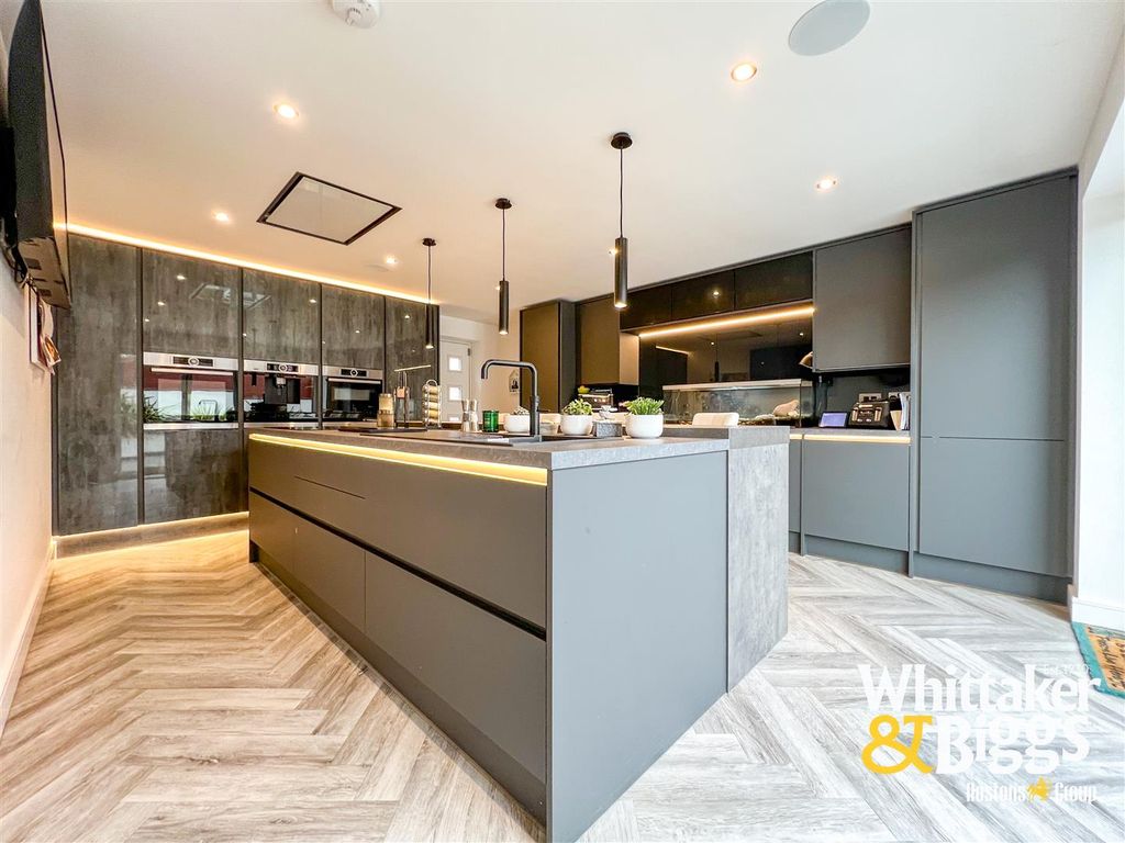 Property photo 1 of 20 Breakfast Kitchen