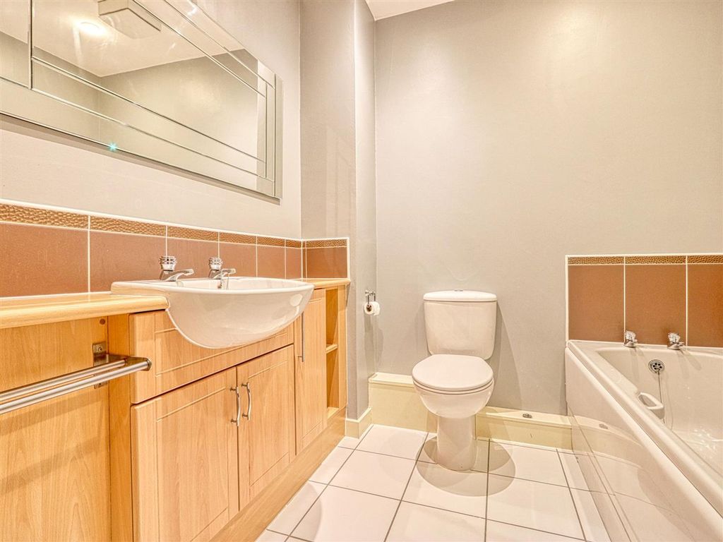 Property photo 2 of 9 Bathroom .
