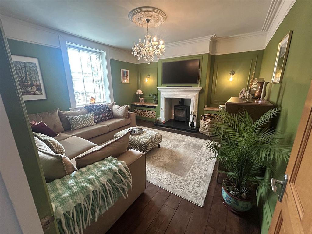 Property photo 2 of 32 Lounge