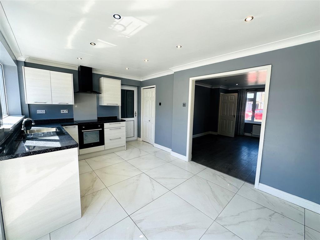 Property photo 3 of 17 Kitchen.