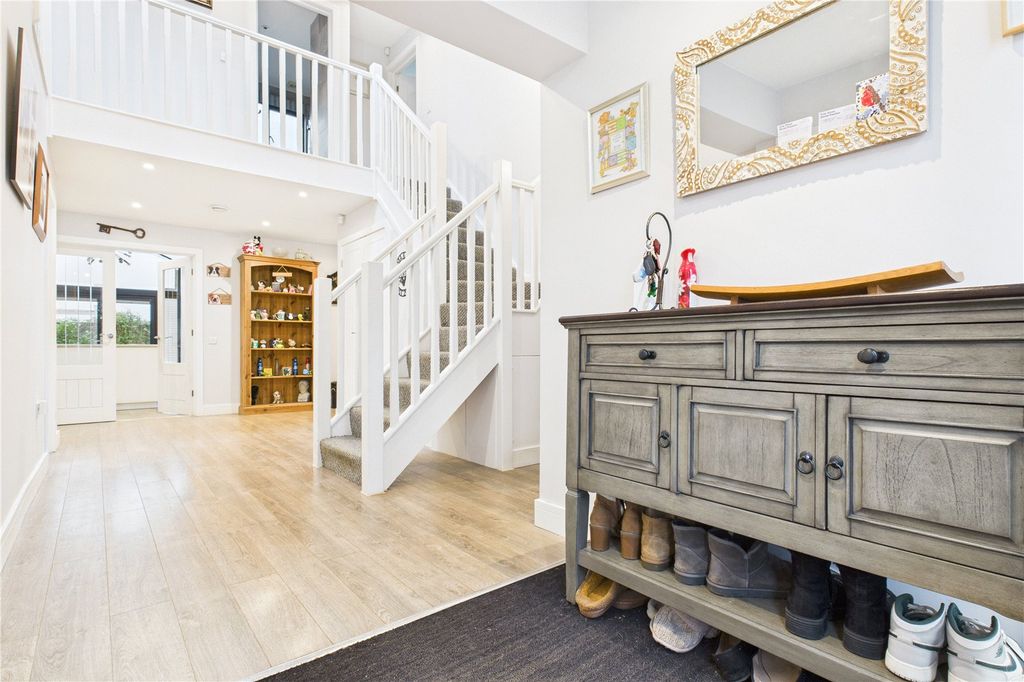 Property photo 3 of 28 Entrance Hall