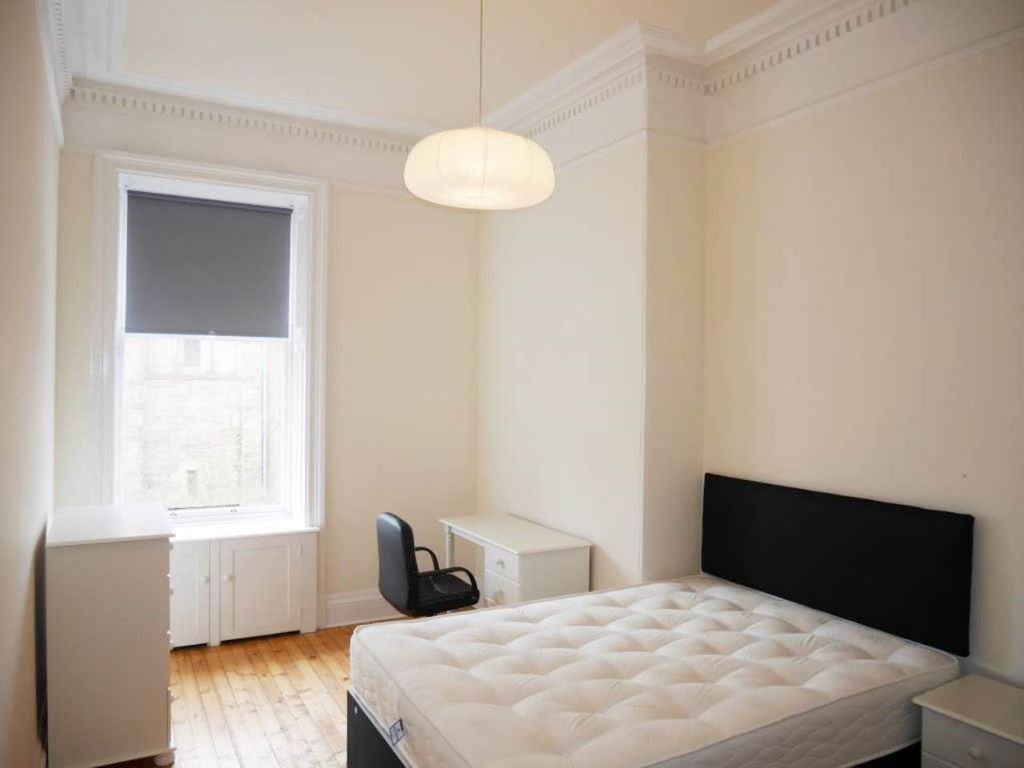 Property photo 3 of 9 Bed 1 (2)