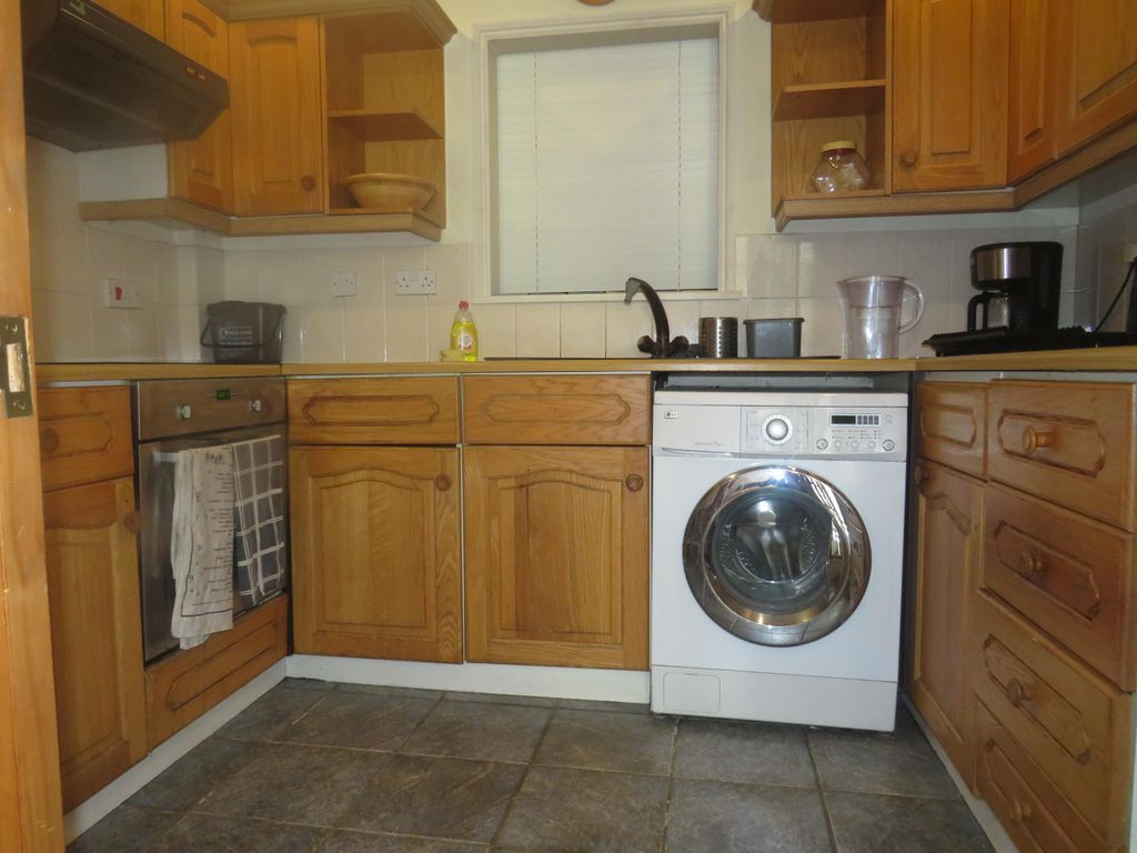 Property photo 3 of 7 Kitchen