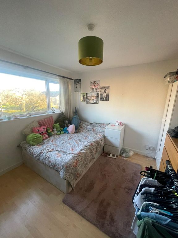 Property photo 2 of 18 A Cozy And Well-Lit Double Bedroom, Perfect For St...