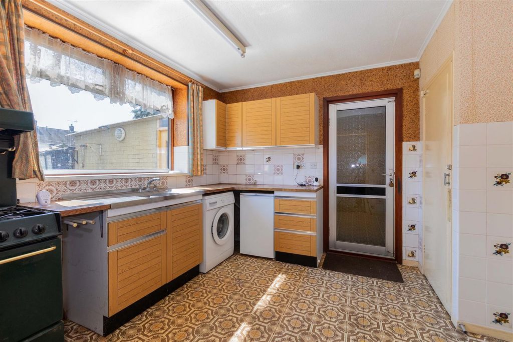 Property photo 3 of 15 33 Barnfield-9.Jpg