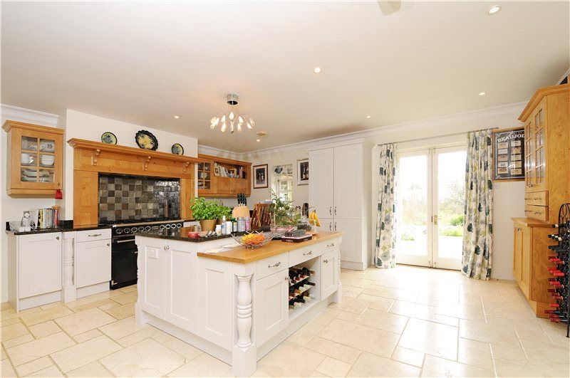 Property photo 3 of 11 Kitchen