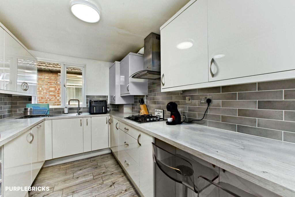Property photo 2 of 20