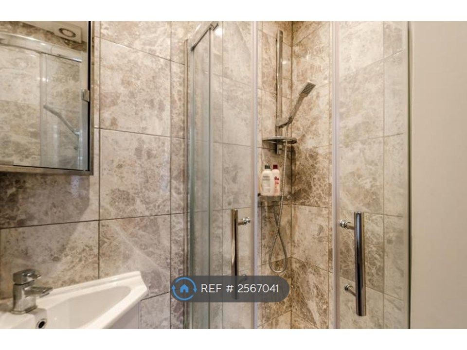 Property photo 3 of 7 Ensuite Shower