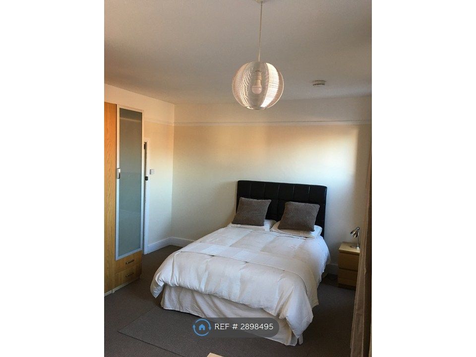 Property photo 3 of 7 Room 4