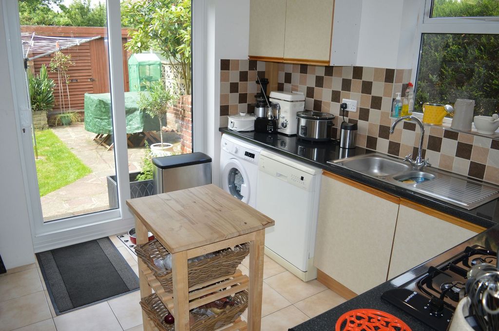 Property photo 2 of 9 Kitchen