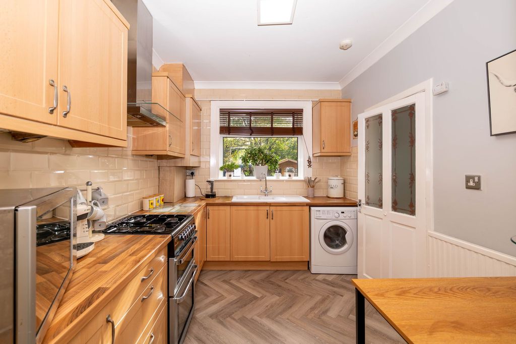 Property photo 3 of 34