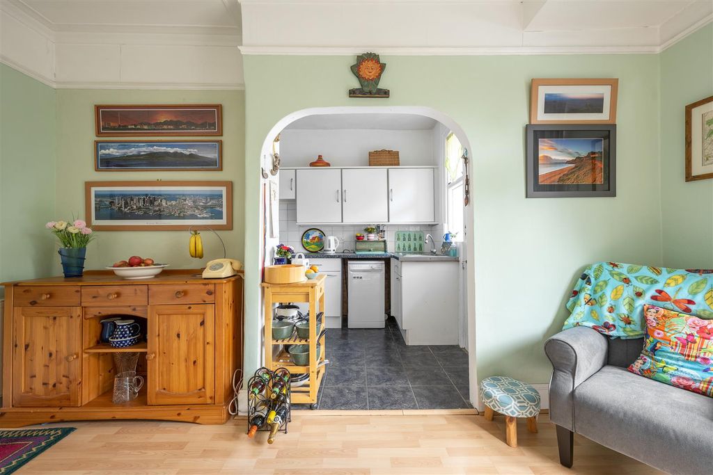 Property photo 3 of 32 Whitehall Gardens, E4