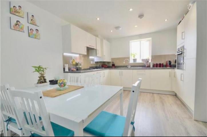 Property photo 2 of 10 Kitchen