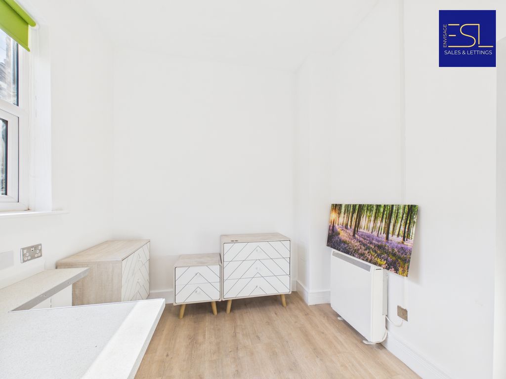 Property photo 3 of 19 Cam02349G0-Pr0147-Still021