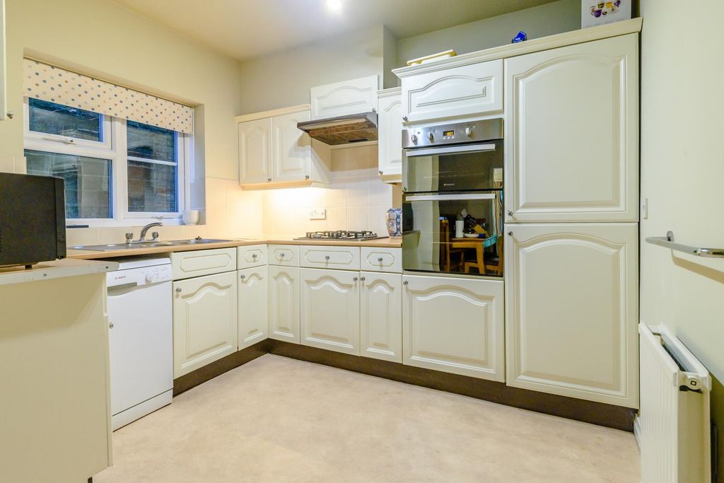 Property photo 3 of 13 8345667-Interior18-800.Jpg