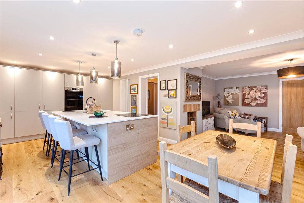 Property photo 3 of 21 Haynes Rd.Jpg