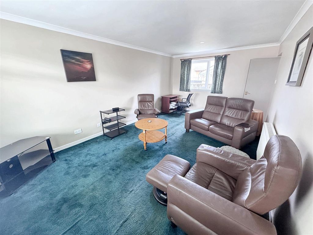 Property photo 2 of 19 Lounge