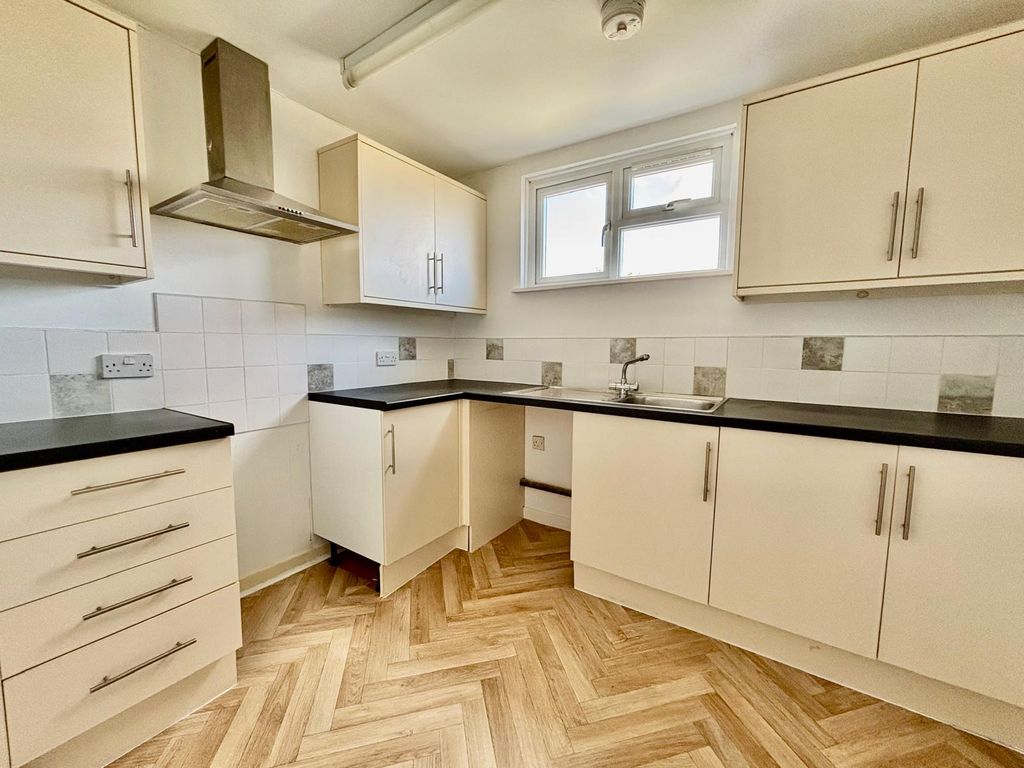 Property photo 3 of 6 Kitchen