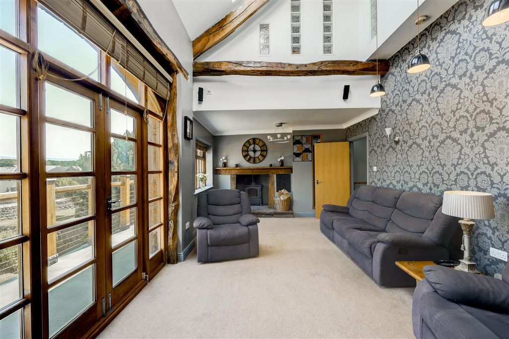 Property photo 3 of 42 Lounge