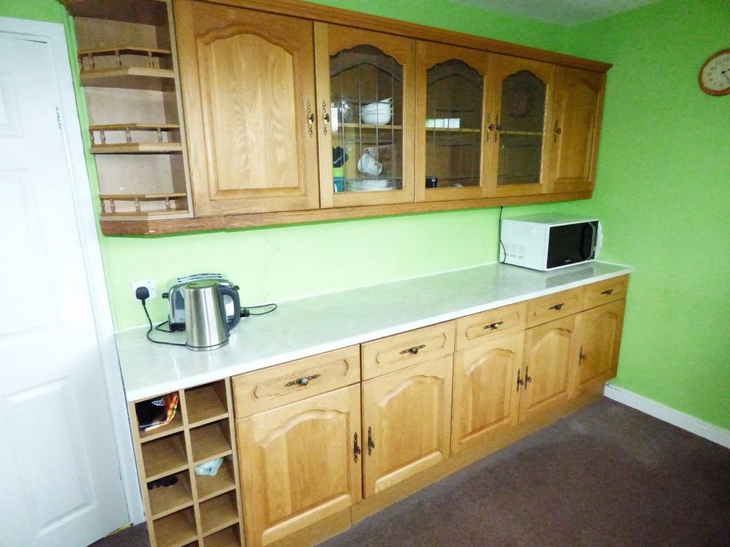 Property photo 3 of 10 Kitchen
