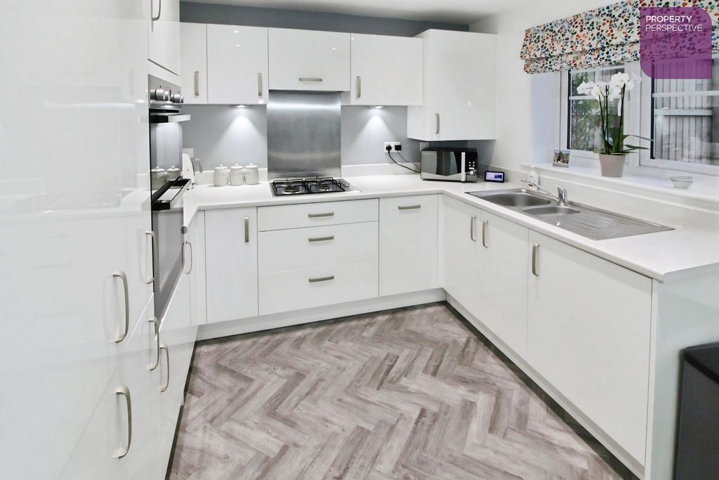 Property photo 3 of 11 Dining Kitchen