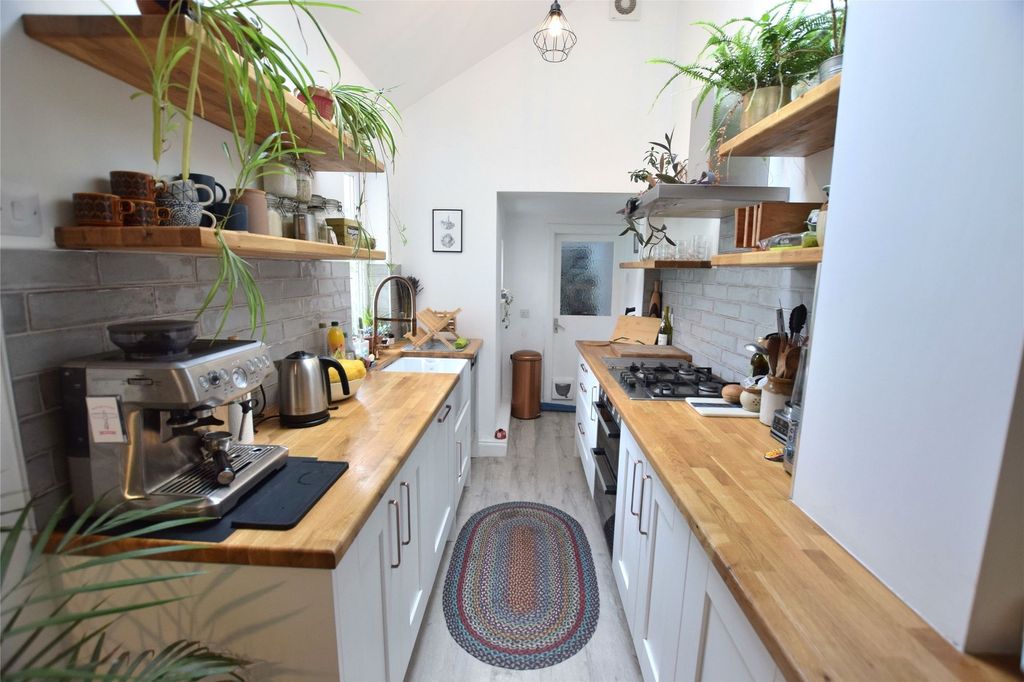 Property photo 3 of 10 Kitchen