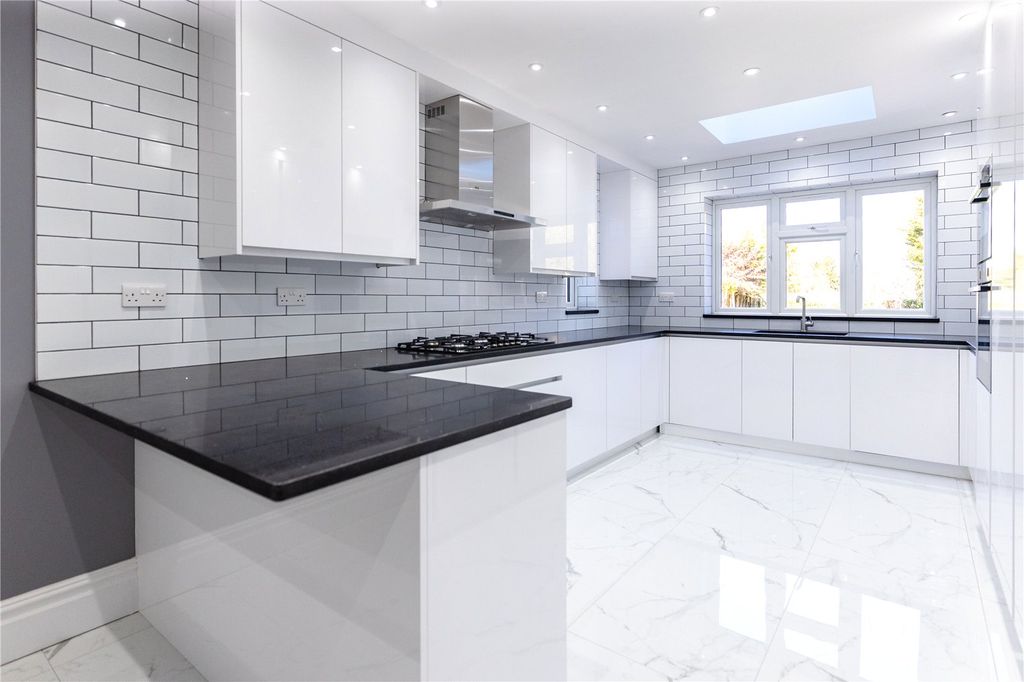 Property photo 3 of 32 Picture No. 21