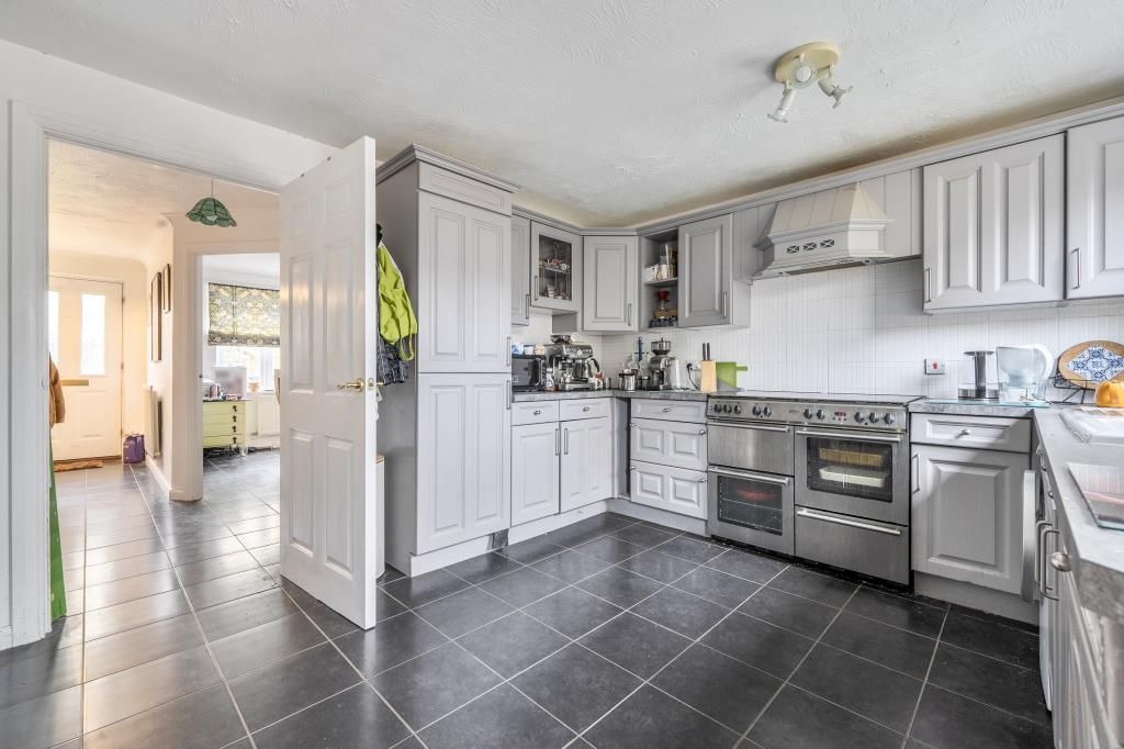 Property photo 3 of 19 Kitchen