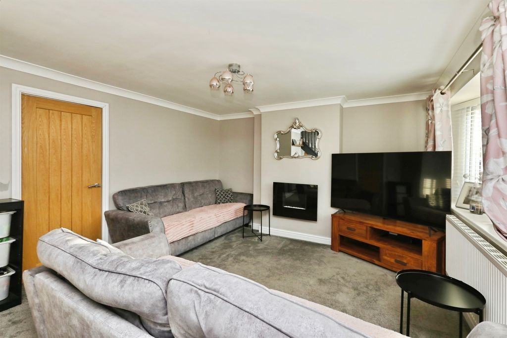 Property photo 2 of 18 Lounge