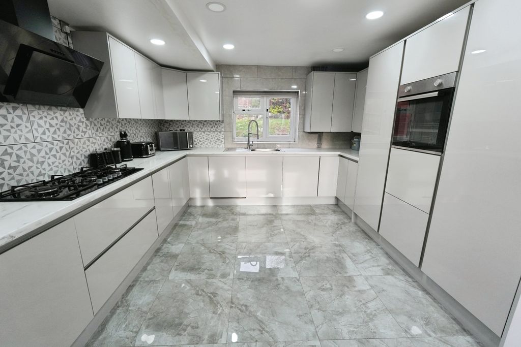 Property photo 2 of 21 Kitchen