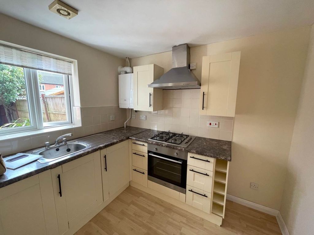 Property photo 3 of 11 Maltlands 4 Kitchen New 2